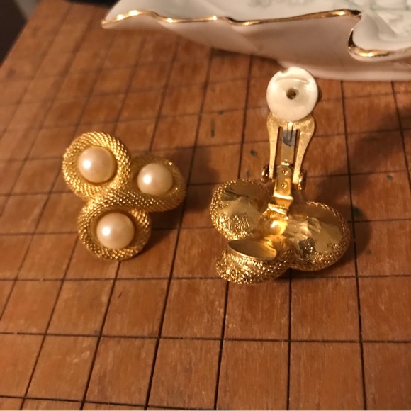 Mid to Late Century Gold Creamy Pearl Clip Earrings 1” Elegant Style - Picture 3 of 4